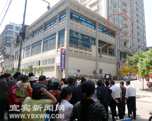 宜宾一男子跳楼讨薪 骑坐房檐两小时(图2) 宜宾一男子跳楼讨薪 骑坐房檐两小时(图2)