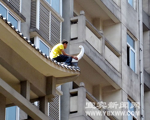 宜宾一男子跳楼讨薪&nbsp;骑坐房檐两小时