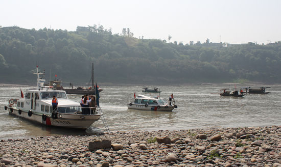 泸州:成功举行水上救助应急演练(图2) 泸州:成功举行水上救助应急演练(图2)