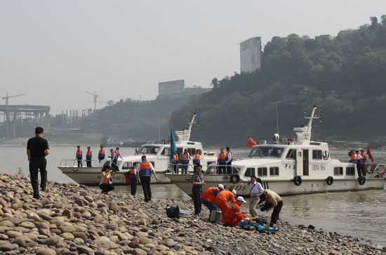 泸州:成功举行水上救助应急演练(图1) 泸州:成功举行水上救助应急演练(图1)
