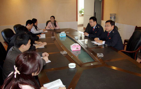 纳溪区国税局护国分局为大学生村官送税法(图1)
