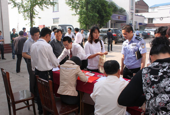 泸县法院向县扶贫开发协会潮河分献爱心(图1)