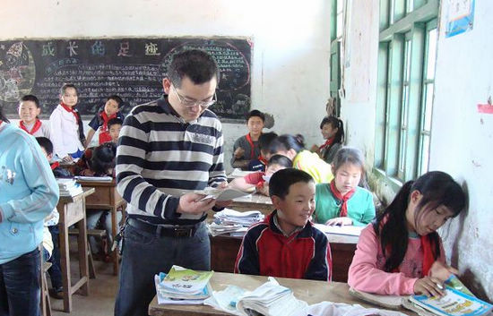 宜宾县县长王光柱深入李场镇调研教育工作