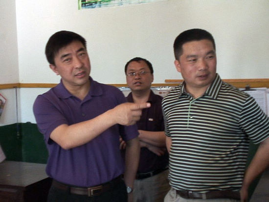 宜宾县县长王光柱深入李场镇调研教育工作(图1)