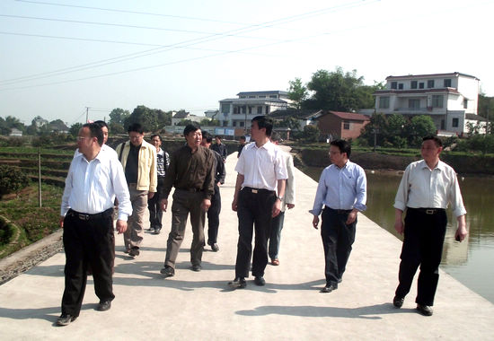 泸州市政协调研考察合江新农村示范片推进工作(图1) 泸州市政协调研考察合江新农村示范片推进工作(图1)
