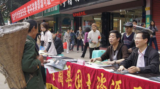 泸州开展第42个世界地球日主题宣传周活动(图7) 泸州开展第42个世界地球日主题宣传周活动(图7)