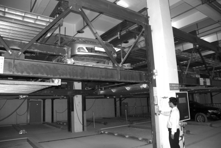 百车挤5车位 川南喊停车难啊(图2) 百车挤5车位 川南喊停车难啊(图2)