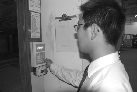 百车挤5车位 川南喊停车难啊(图3) 百车挤5车位 川南喊停车难啊(图3)