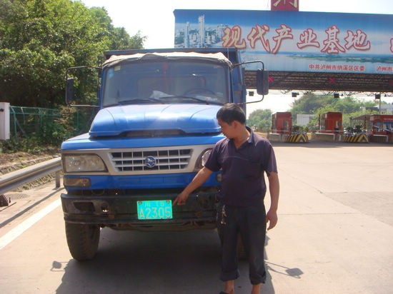 泸州：农用车上高速&nbsp;司机辩解“我在为人民服务”(图1)