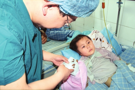 泸医附属中医院6医生奋战7小时 接活女孩4根断指(图1) 泸医附属中医院6医生奋战7小时 接活女孩4根断指(图1)