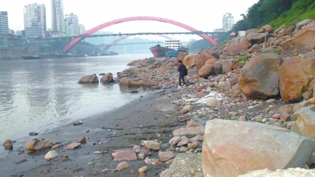 宜宾现罕见枯水位&nbsp;过往船只须减载通行(图1)