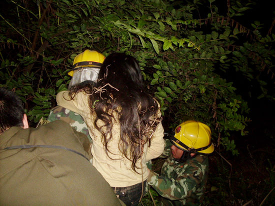 女子失足坠崖 合江消防官兵迅速营救(图2) 女子失足坠崖 合江消防官兵迅速营救(图2)