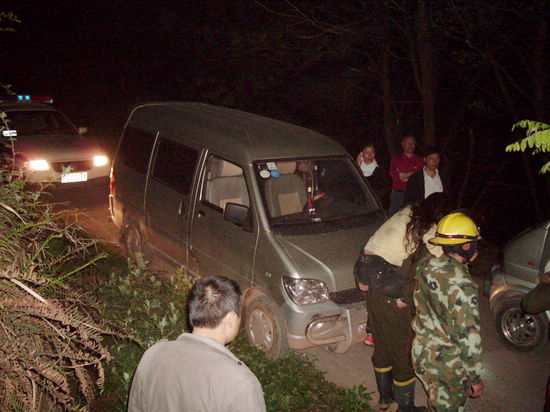 女子失足坠崖&nbsp;合江消防官兵迅速营救