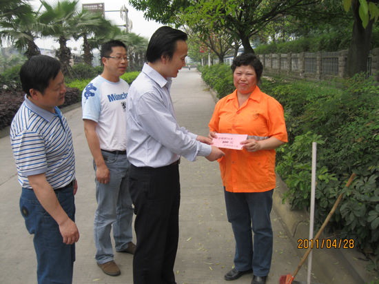 泸州市总工会领导莅临环卫三所慰问省劳模刘城均(图1)