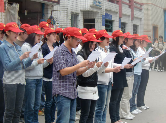 红星街道:“坝坝宴会”为党的生日添光彩(图3) 红星街道:“坝坝宴会”为党的生日添光彩(图3)