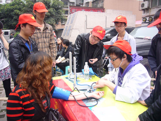 红星街道:“坝坝宴会”为党的生日添光彩(图4) 红星街道:“坝坝宴会”为党的生日添光彩(图4)