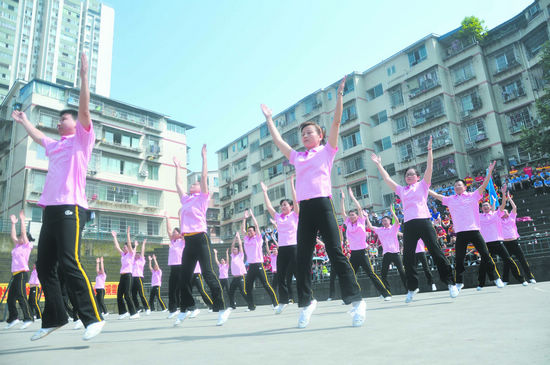 纳溪：工间操比赛庆“五一”(图2)