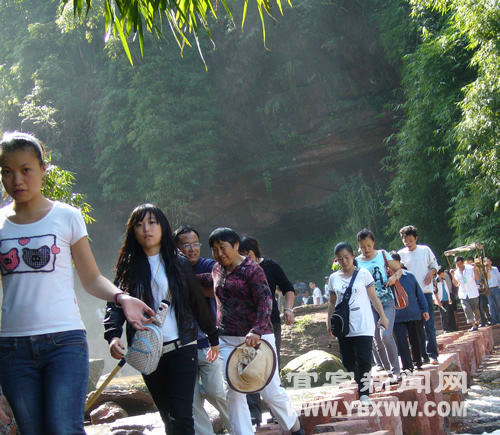 "五一"出游人不少&nbsp;消费成本涨两成(图1)