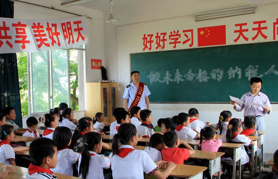 泸县国税局税宣与关爱留守儿童同行(图1)