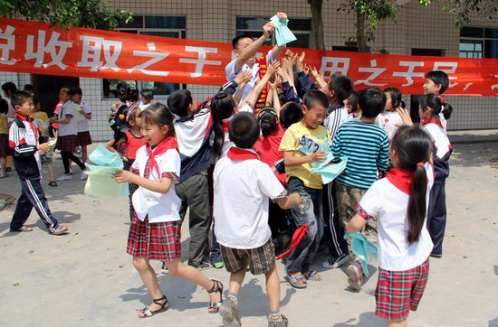 泸县国税局税宣与关爱留守儿童同行(图3)