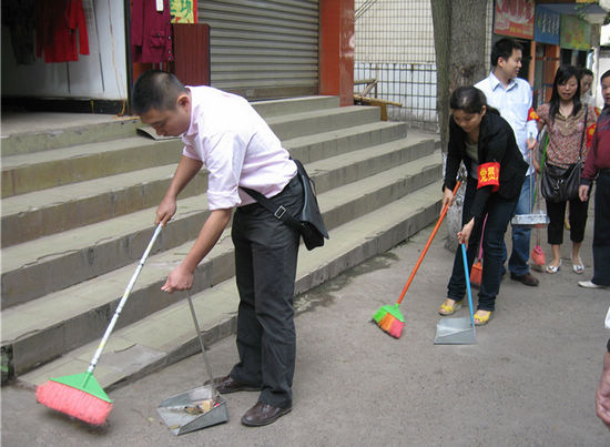 纳溪区人口计生局开展“五四”党员义务行动(图2)