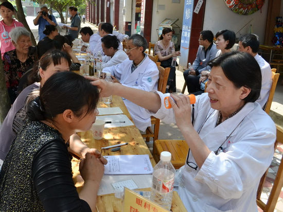 龙马潭区委宣传部组织泸医附院退休专家义诊(图2)