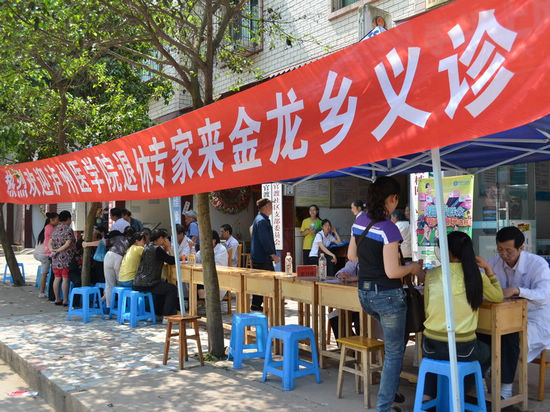 龙马潭区委宣传部组织泸医附院退休专家义诊(图1)