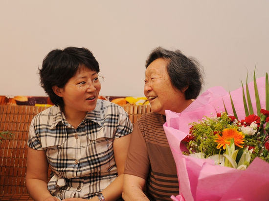 龙马潭区委书记郑蓉看望慰问离退休老干部(图1)