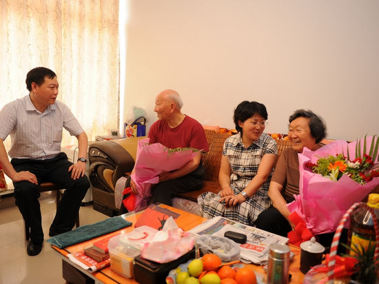 龙马潭区委书记郑蓉看望慰问离退休老干部(图2)