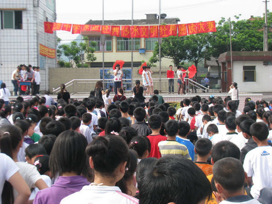 大渡口镇：学生诵读中华经典，愉快过“五四”(图1)