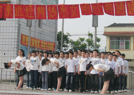 大渡口镇：学生诵读中华经典，愉快过“五四”(图2)