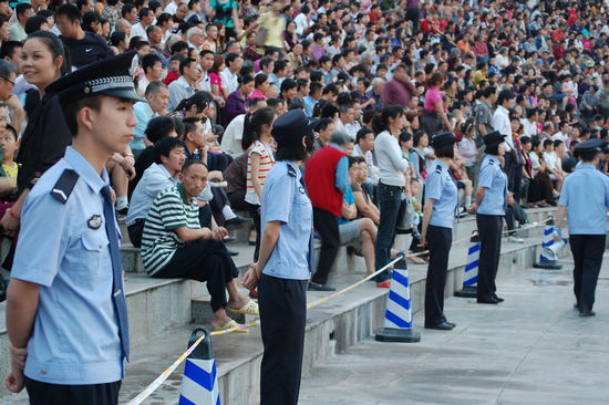 纪念“五四”泸州唱响红歌&nbsp;青年同台颂党恩(图5)