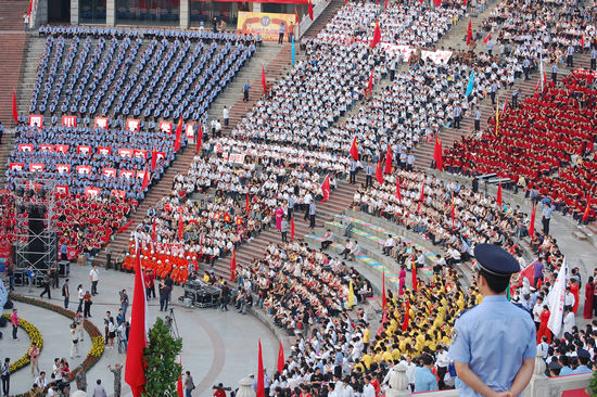 纪念“五四”泸州唱响红歌&nbsp;青年同台颂党恩(图7)