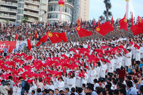 纪念“五四”泸州唱响红歌&nbsp;青年同台颂党恩(图1)