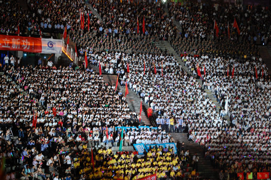 纪念“五四”泸州唱响红歌&nbsp;青年同台颂党恩(图2)