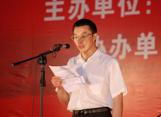 纪念“五四”泸州唱响红歌&nbsp;青年同台颂党恩(图4)