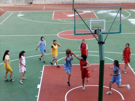 叙永:塑胶运动场乐坏了山里娃(图2) 叙永:塑胶运动场乐坏了山里娃(图2)