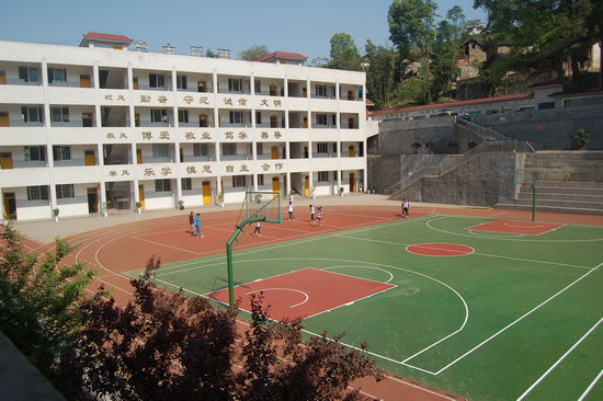 叙永:塑胶运动场乐坏了山里娃(图1) 叙永:塑胶运动场乐坏了山里娃(图1)