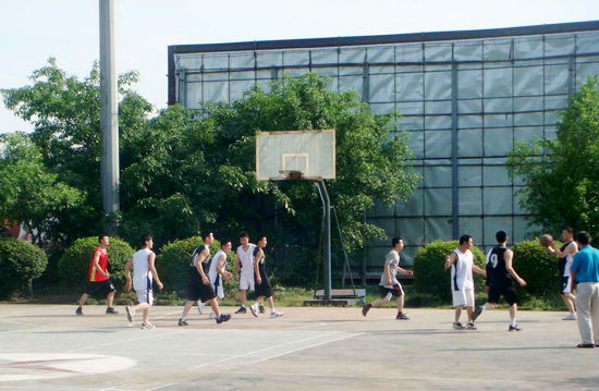 隆纳高交大队与泸县烟花爆竹有限公司共庆五四(图1)