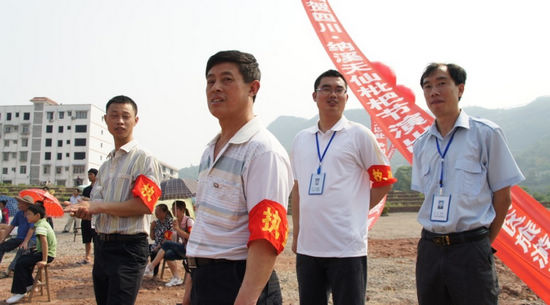 天仙镇：志愿者微笑服务&nbsp;缀亮美景(图1)