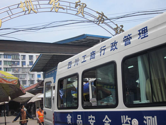 泸州工商局食品快速检测车开进城郊农贸市场(图1)