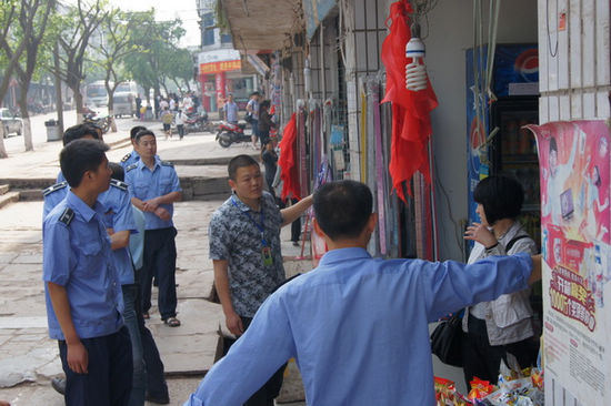 太伏镇：联合执法整治占道经营(图1)