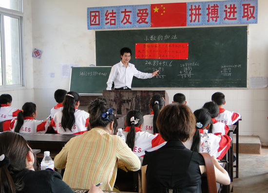 赤水镇：开展送教下乡活动(图1)