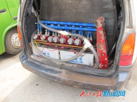 内江市交警截获一辆“偷油婆”改装车(图3)