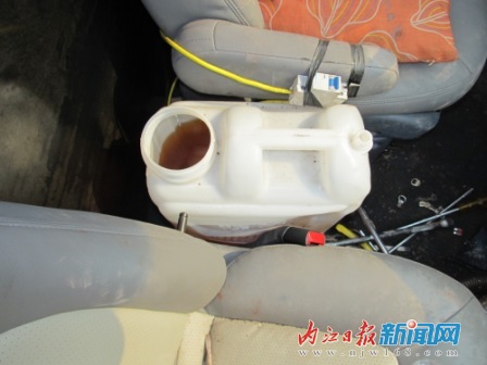 内江市交警截获一辆“偷油婆”改装车(图4)