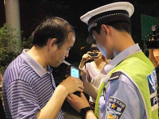 “醉驾入刑”：隆纳高交查获泸州首例酒后驾驶(图5)