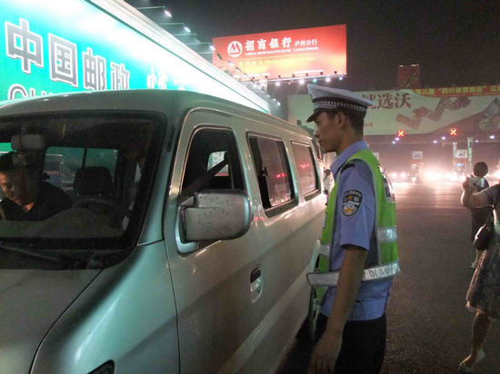 “醉驾入刑”：隆纳高交查获泸州首例酒后驾驶(图2)