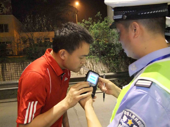 “醉驾入刑”：隆纳高交查获泸州首例酒后驾驶(图3)