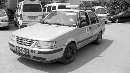 泸州：抢辆出租车&nbsp;加气还载客(图1)