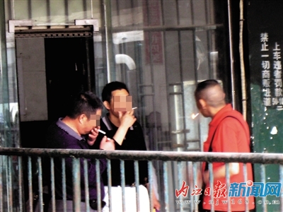 禁烟令已行十天&nbsp;内江部分车站依然“烟雾蒙蒙”(图1)